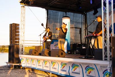 Nahaufnahme Sänger auf der Live-Bühne am Beach