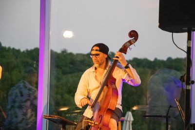 Künstler spielt Bass auf der Aqua-Bühne