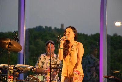 Sängerin im Scheinwerferlicht auf der Aqua-Bühne