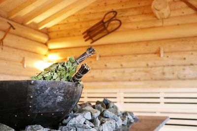 Quasten auf dem Saunaofen in der Alpenglück Sauna