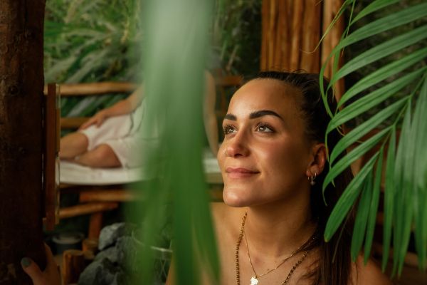 Frau in der Sauna mit Palmen